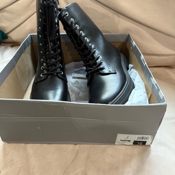 Brand new in box size 10 GAP black lace up boots (with zipper) - Picture 5 of 5